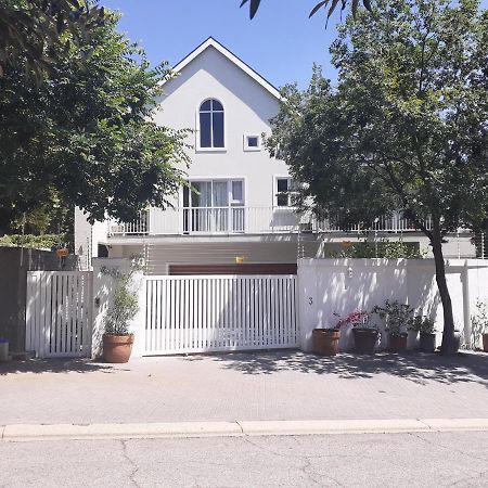3 On Tessa Guesthouse Йоханнесбург Экстерьер фото